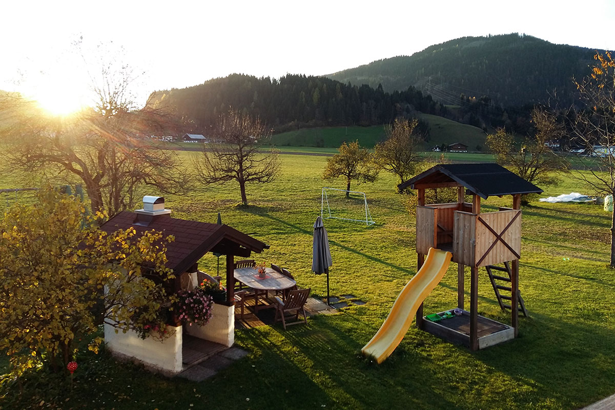 Garten Spielplatz Bauernhofurlaub Flachau Salzburg 1
